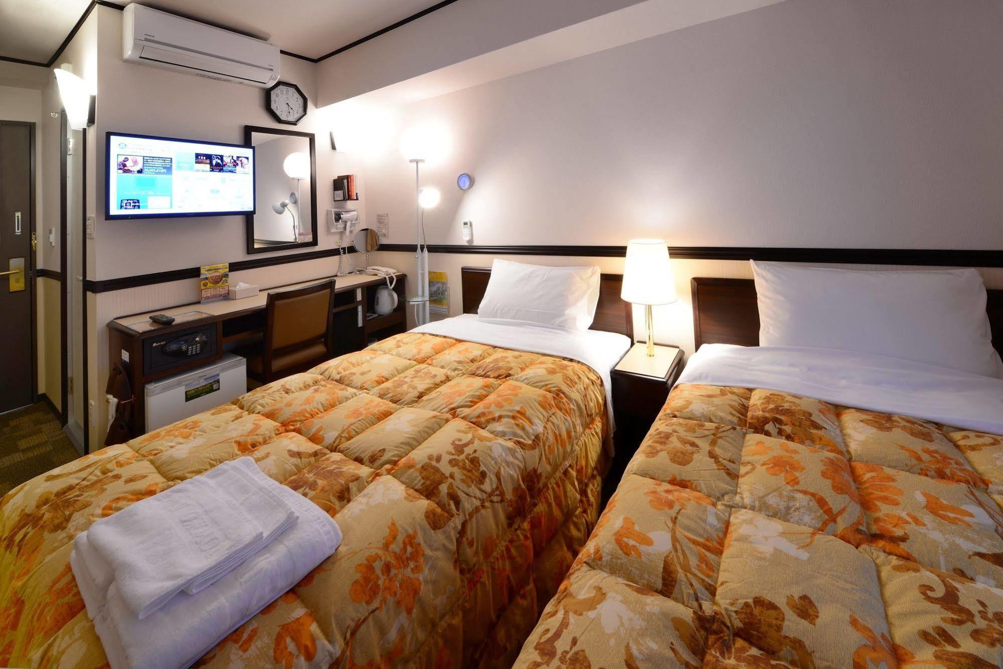 Hotel Toyoko Eki Minami Guchi 3*